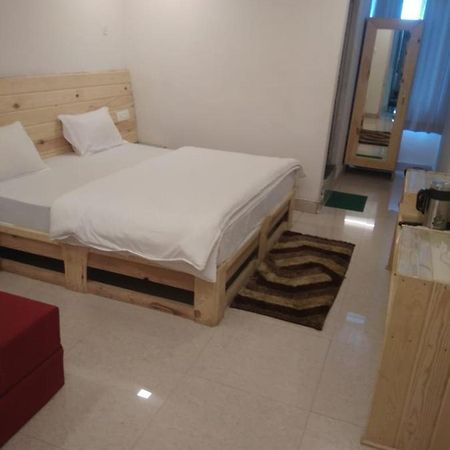 بادريناث Hotel Charanpaduka المظهر الخارجي الصورة