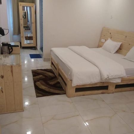 بادريناث Hotel Charanpaduka المظهر الخارجي الصورة