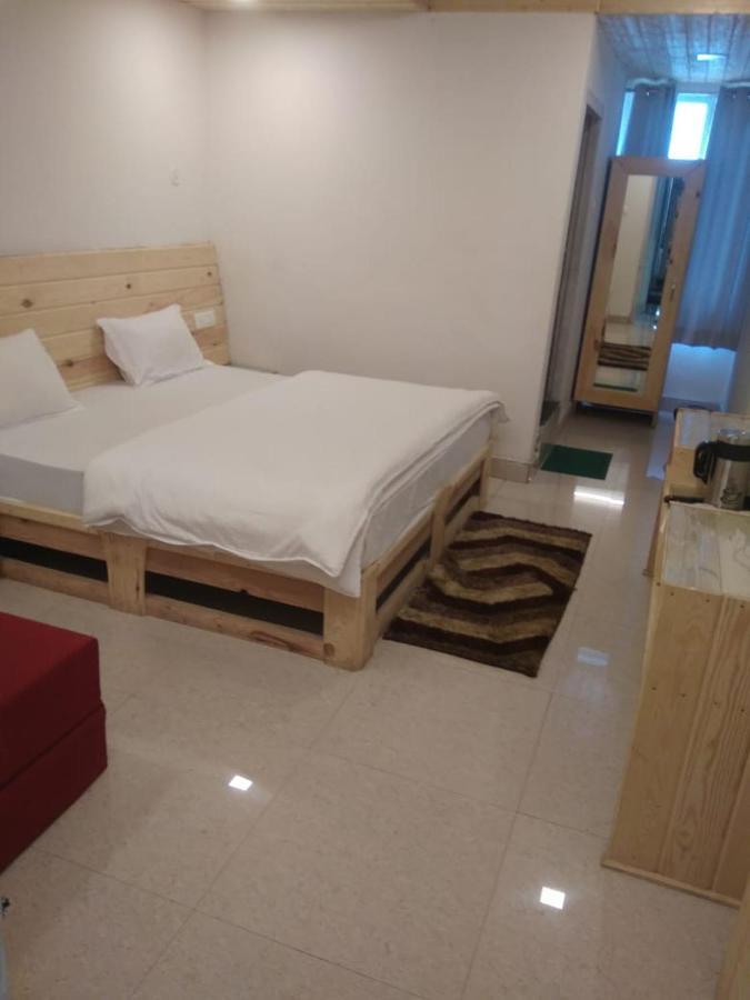 بادريناث Hotel Charanpaduka المظهر الخارجي الصورة
