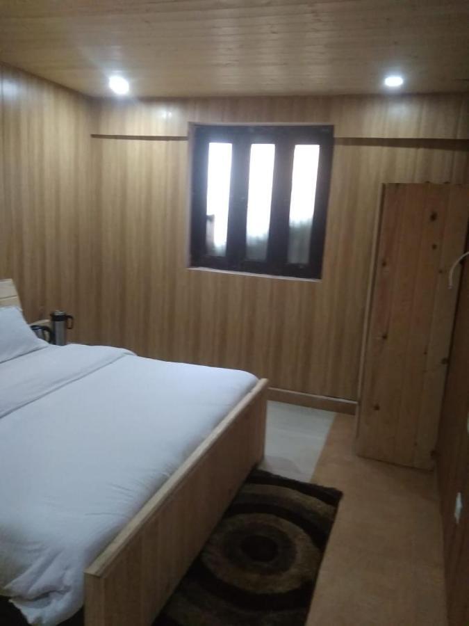 بادريناث Hotel Charanpaduka المظهر الخارجي الصورة