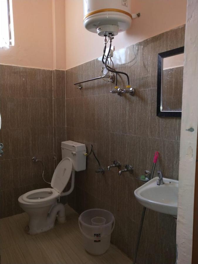 بادريناث Hotel Charanpaduka المظهر الخارجي الصورة