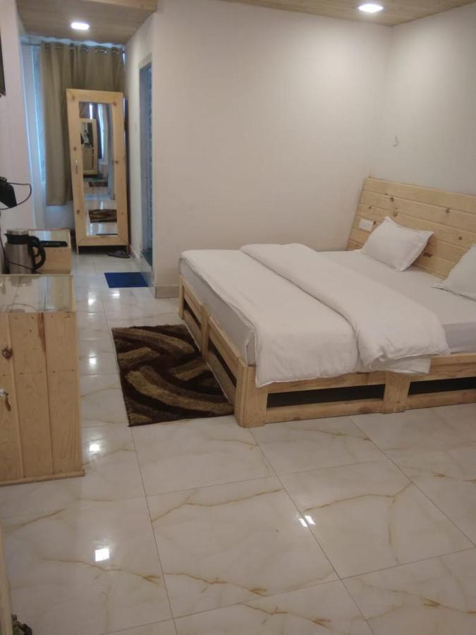 بادريناث Hotel Charanpaduka المظهر الخارجي الصورة